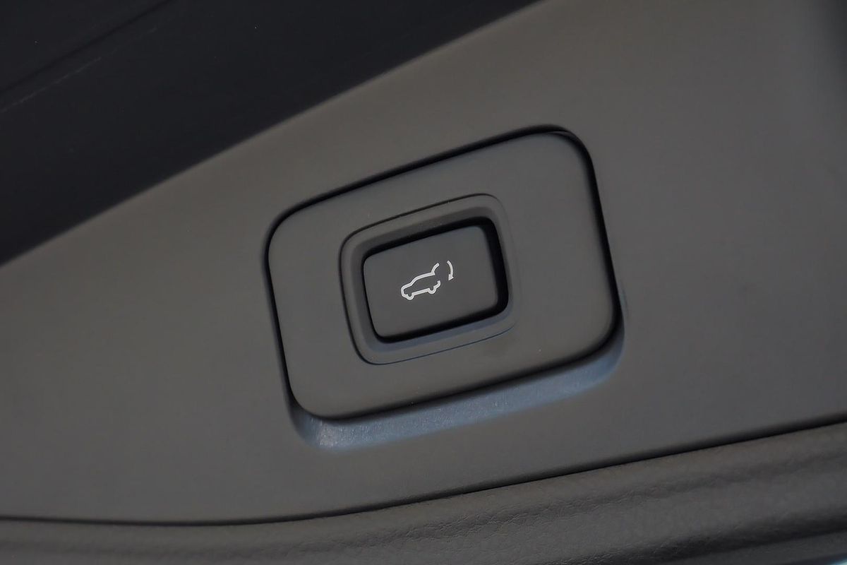 2025 Isuzu MU-X X-TERRAIN