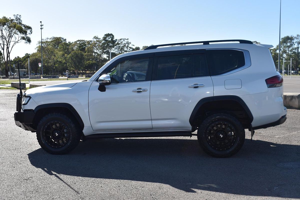 2022 Toyota Landcruiser Sahara FJA300R