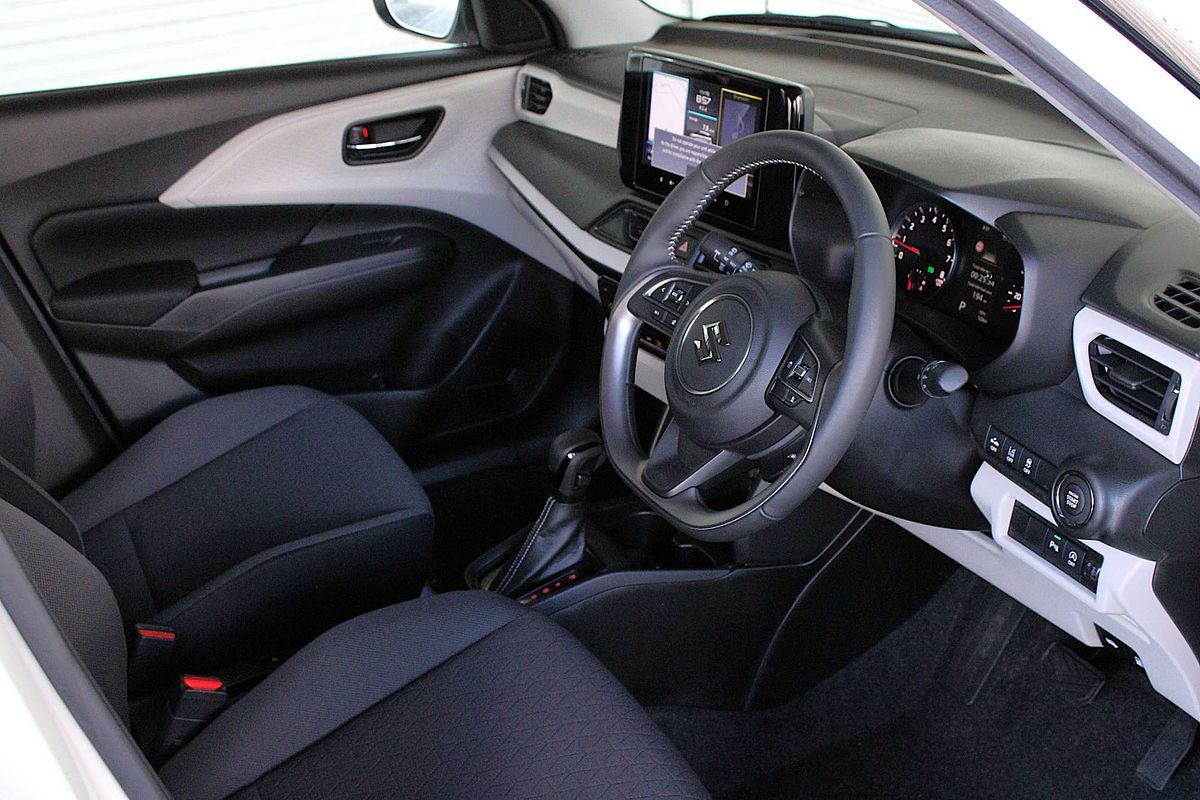 2025 Suzuki Swift Hybrid Plus UZ