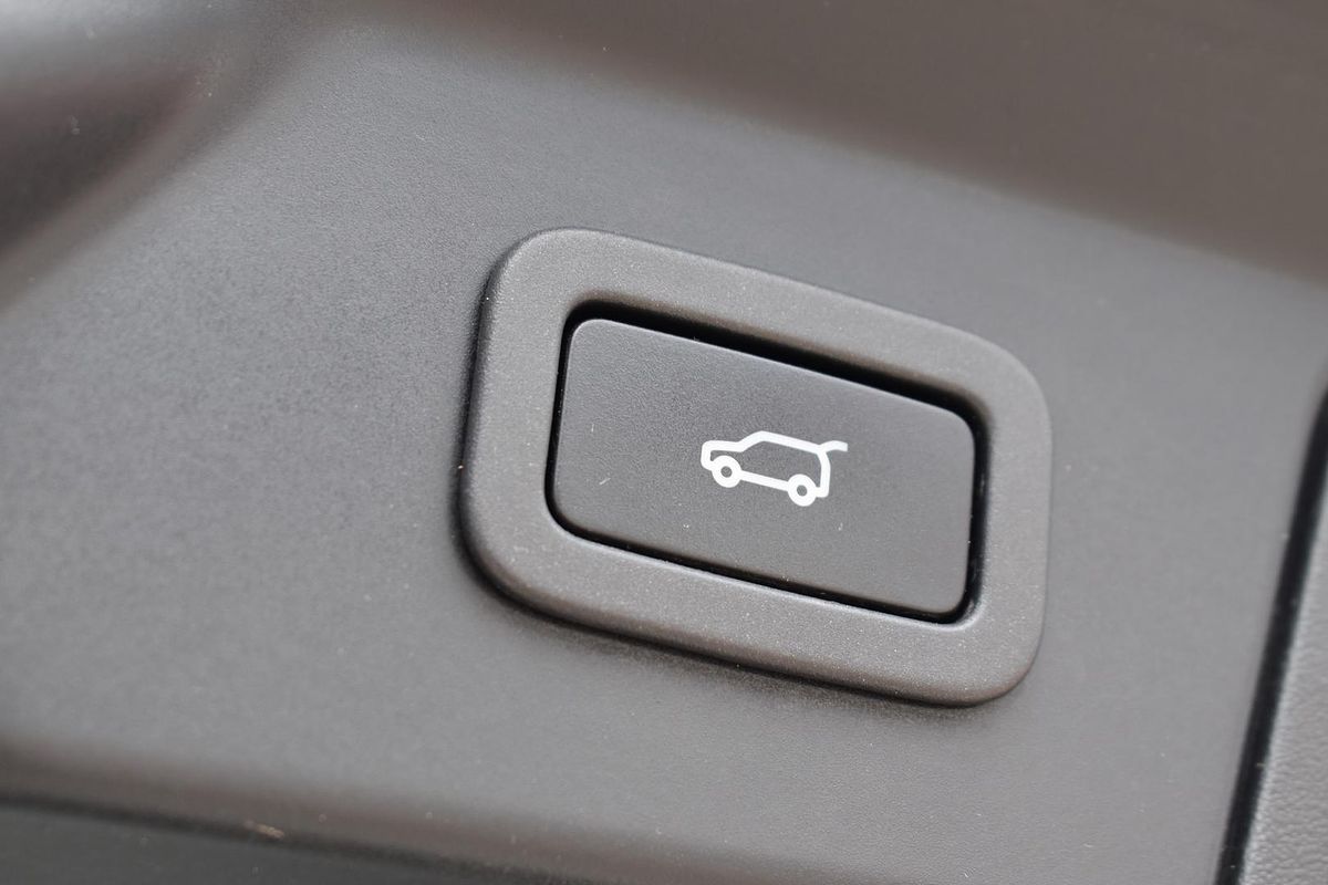 2019 Land Rover Range Rover Velar D240 SE L560