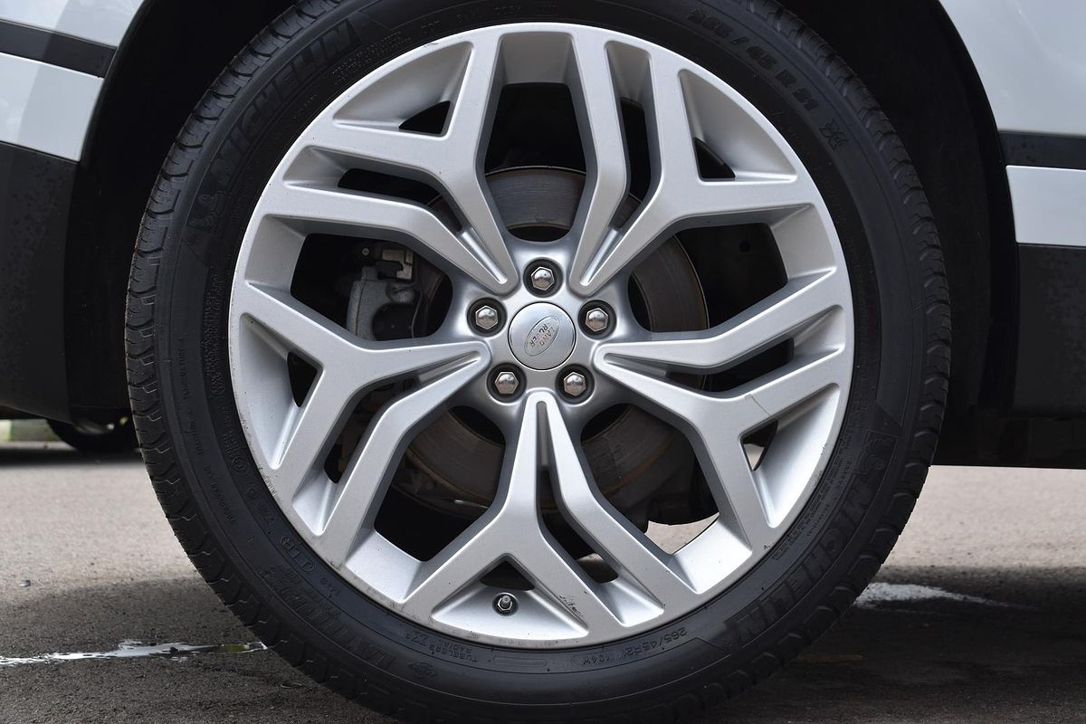 2019 Land Rover Range Rover Velar D240 SE L560