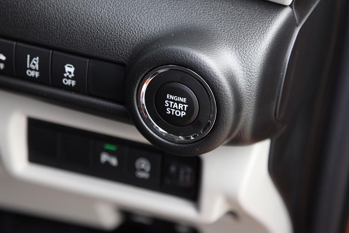 2025 Suzuki Swift Hybrid UZ