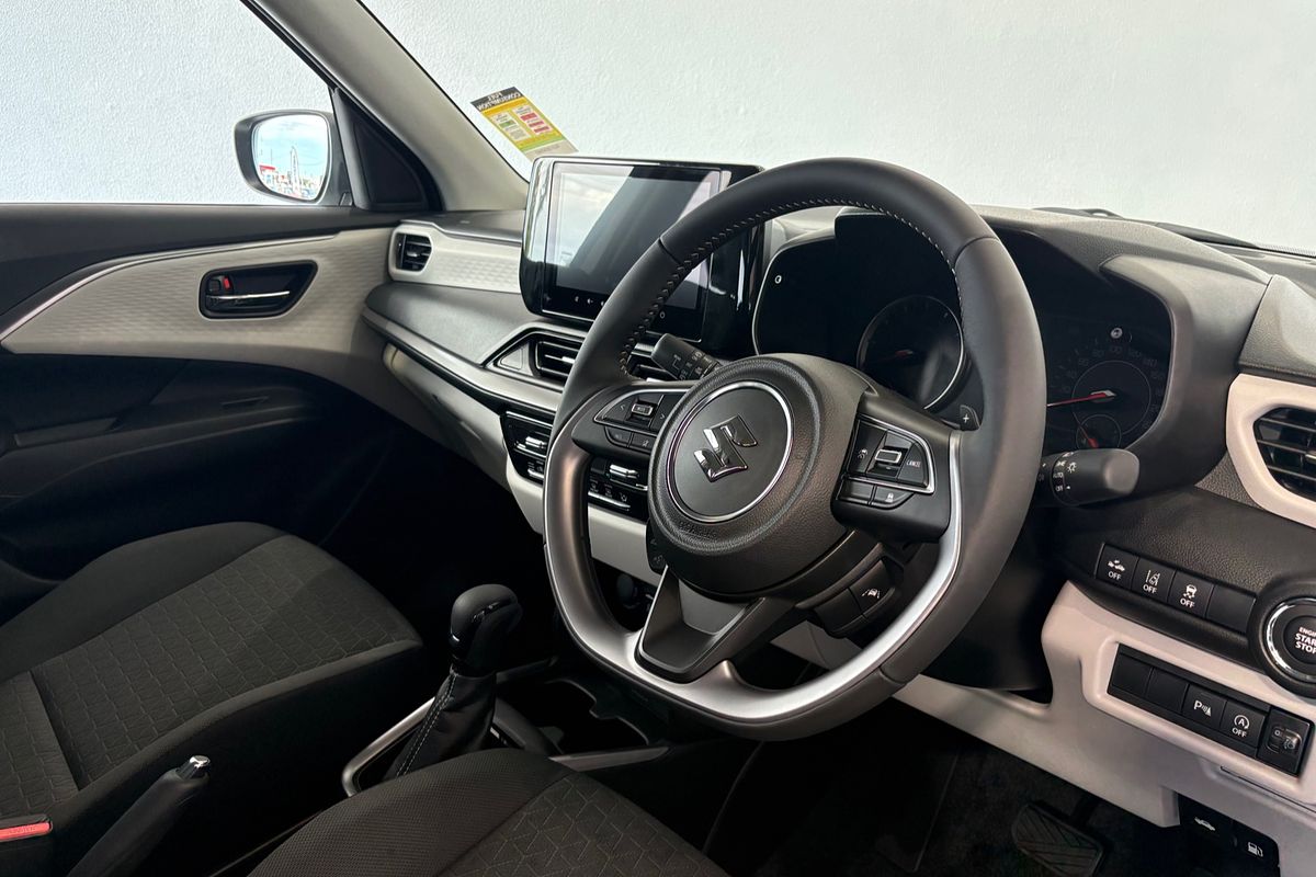 2025 Suzuki Swift Hybrid GLX UZ