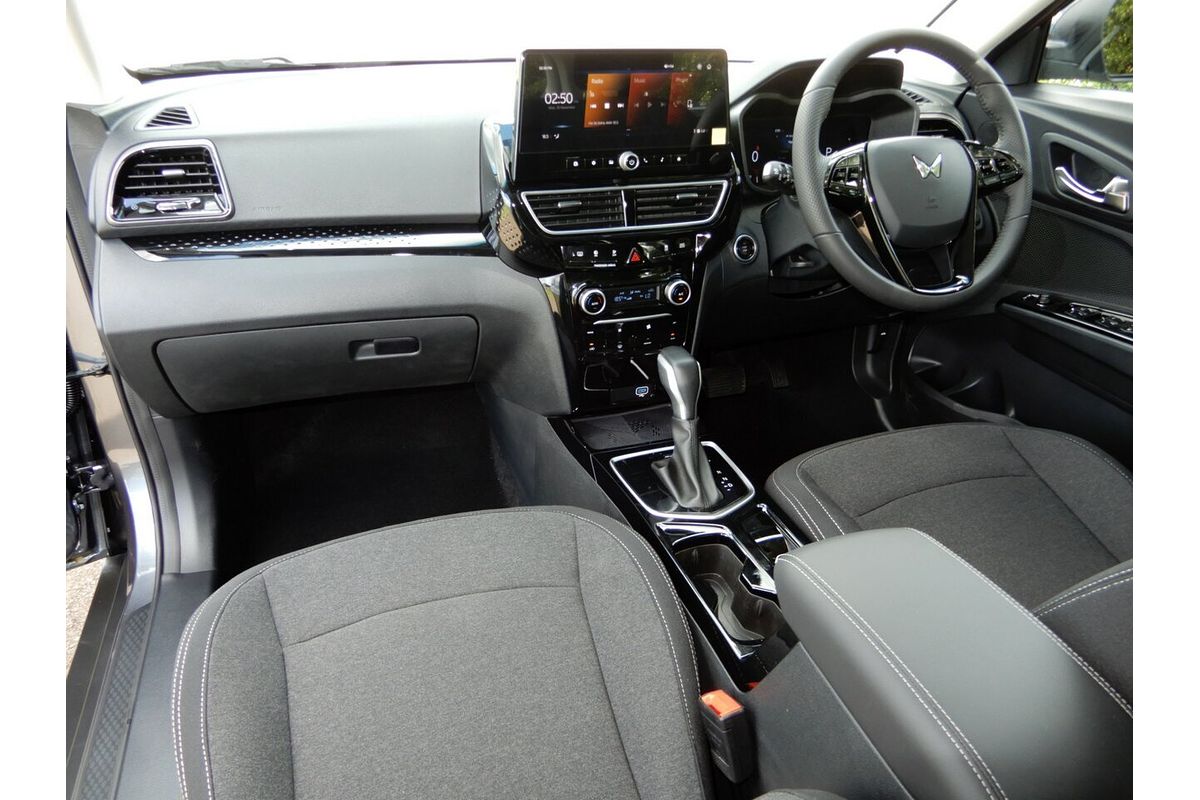 2025 Mahindra XUV 3XO AX5L