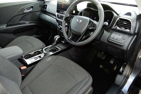 2025 Mahindra XUV 3XO AX5L