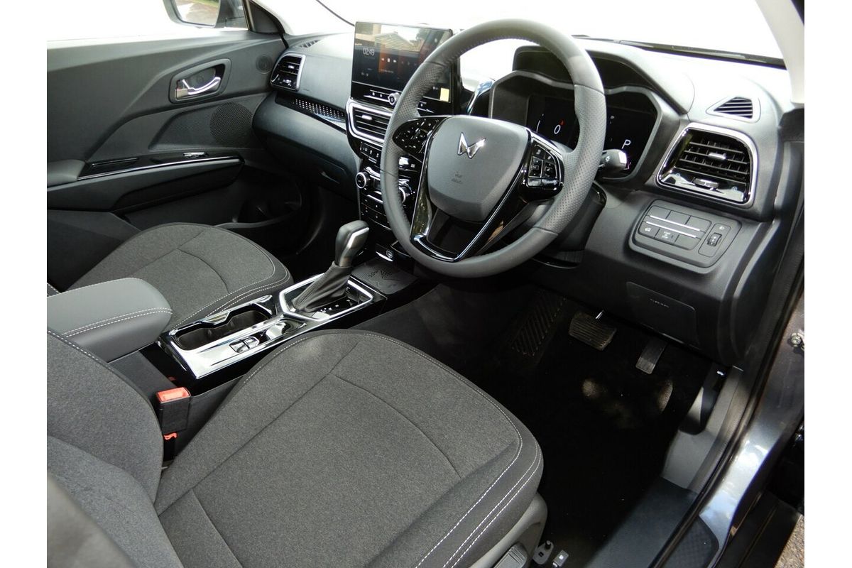 2025 Mahindra XUV 3XO AX5L