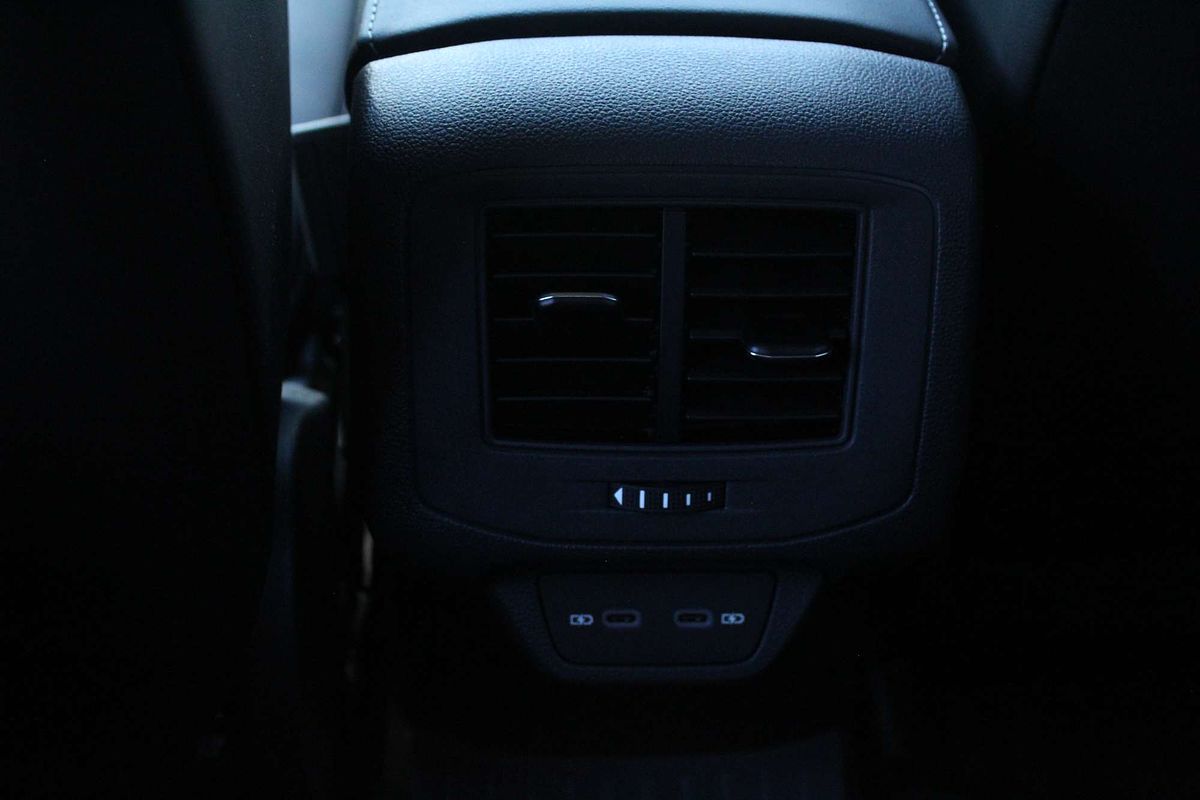 2025 Volkswagen T-Roc 140TSI R-Line D11