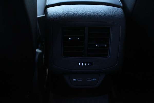 2025 Volkswagen T-Roc 140TSI R-Line D11