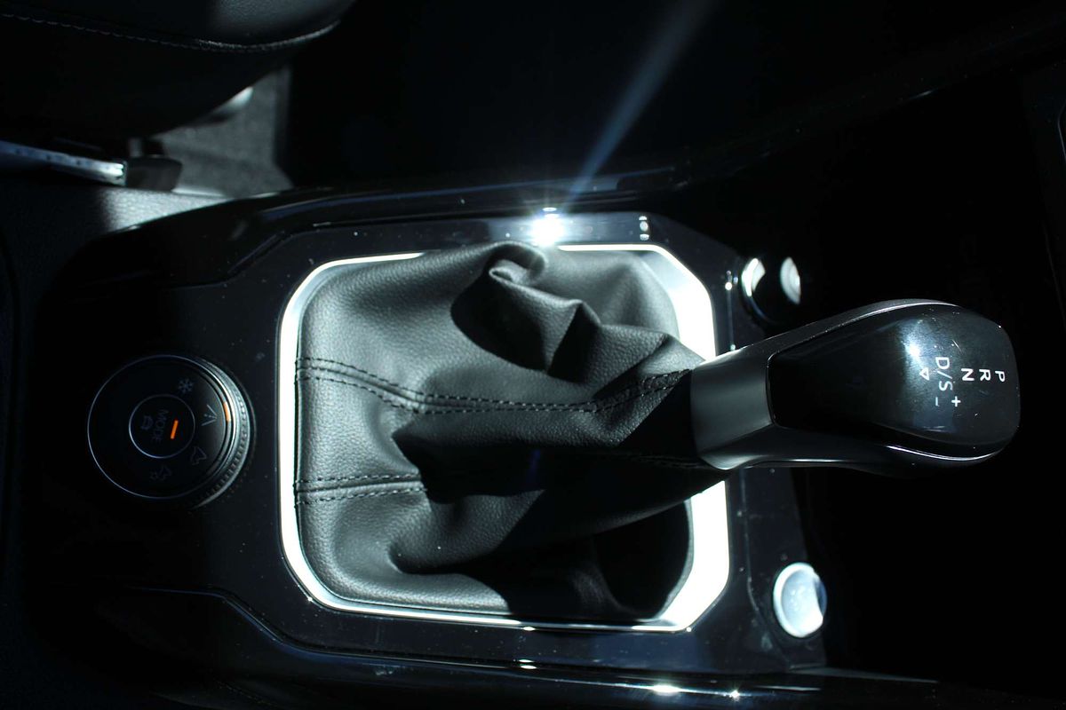 2025 Volkswagen T-Roc 140TSI R-Line D11