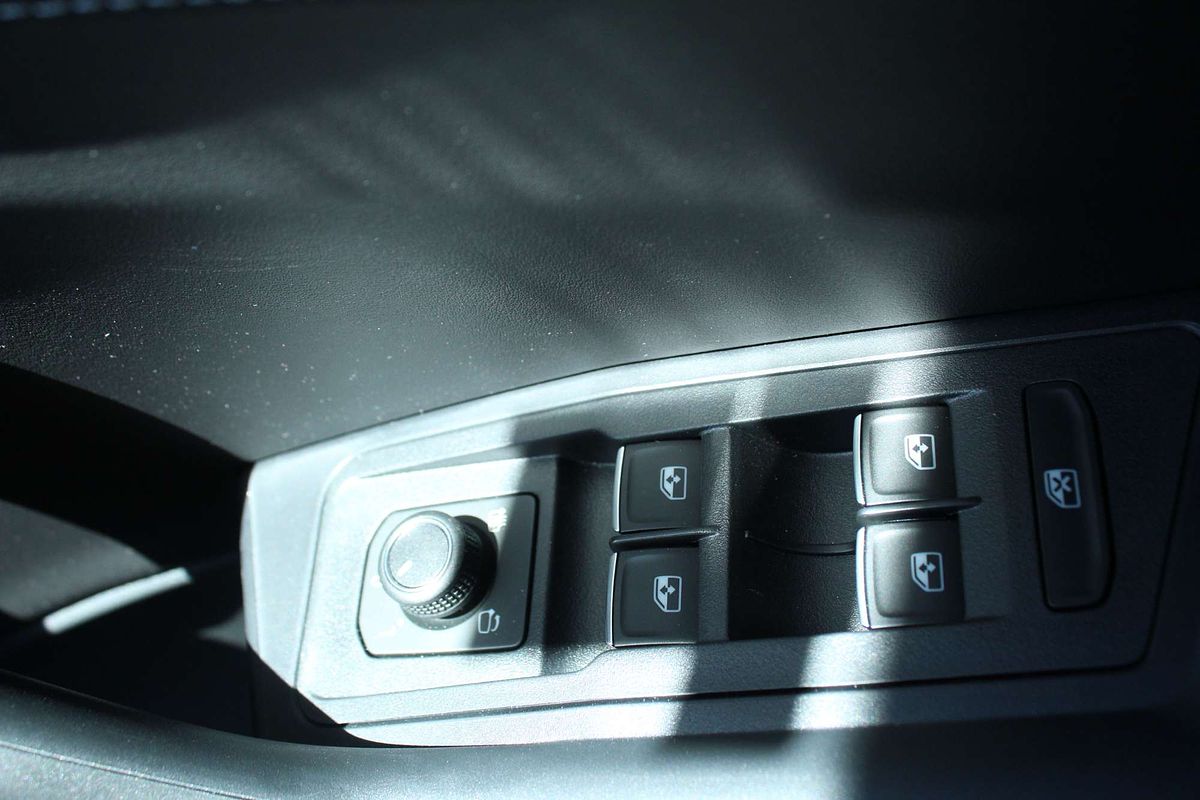 2025 Volkswagen T-Roc 140TSI R-Line D11