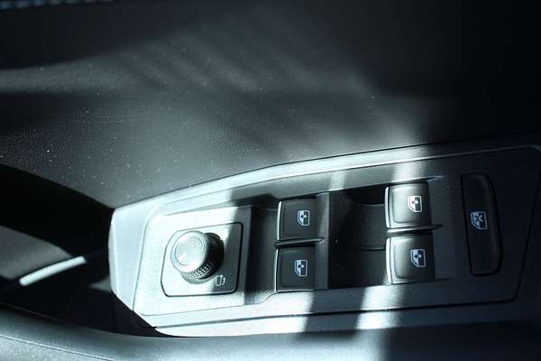 2025 Volkswagen T-Roc 140TSI R-Line D11