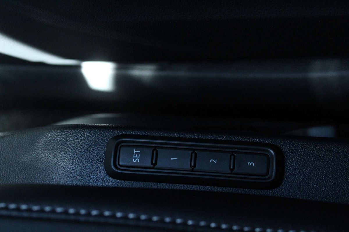 2025 Volkswagen T-Roc 140TSI R-Line D11