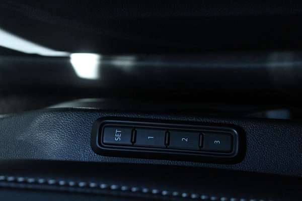 2025 Volkswagen T-Roc 140TSI R-Line D11