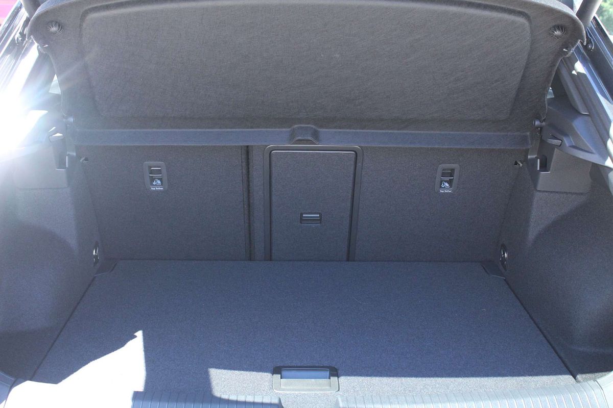 2025 Volkswagen T-Roc 140TSI R-Line D11