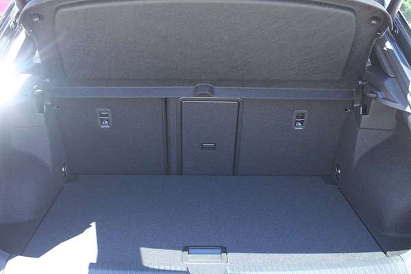 2025 Volkswagen T-Roc 140TSI R-Line D11