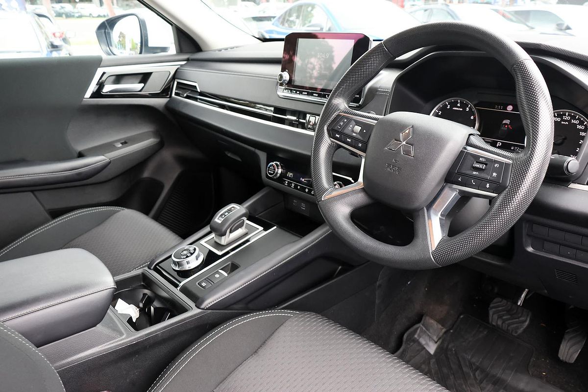 2023 Mitsubishi Outlander ES ZM