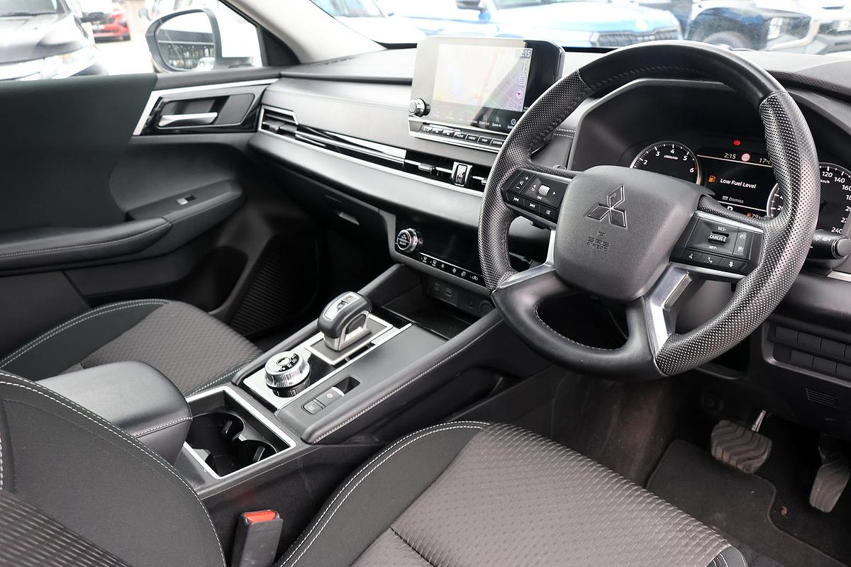 2023 Mitsubishi Outlander LS ZM