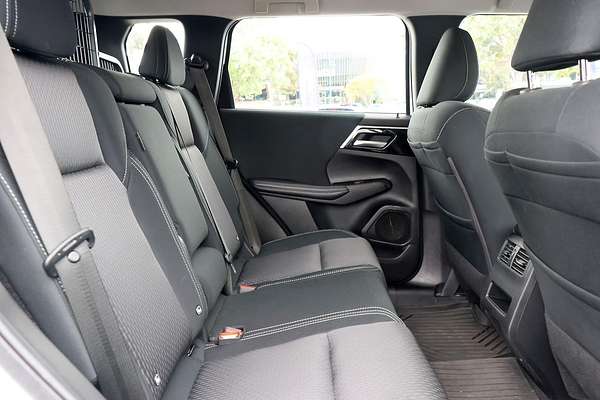 2023 Mitsubishi Outlander ES ZM