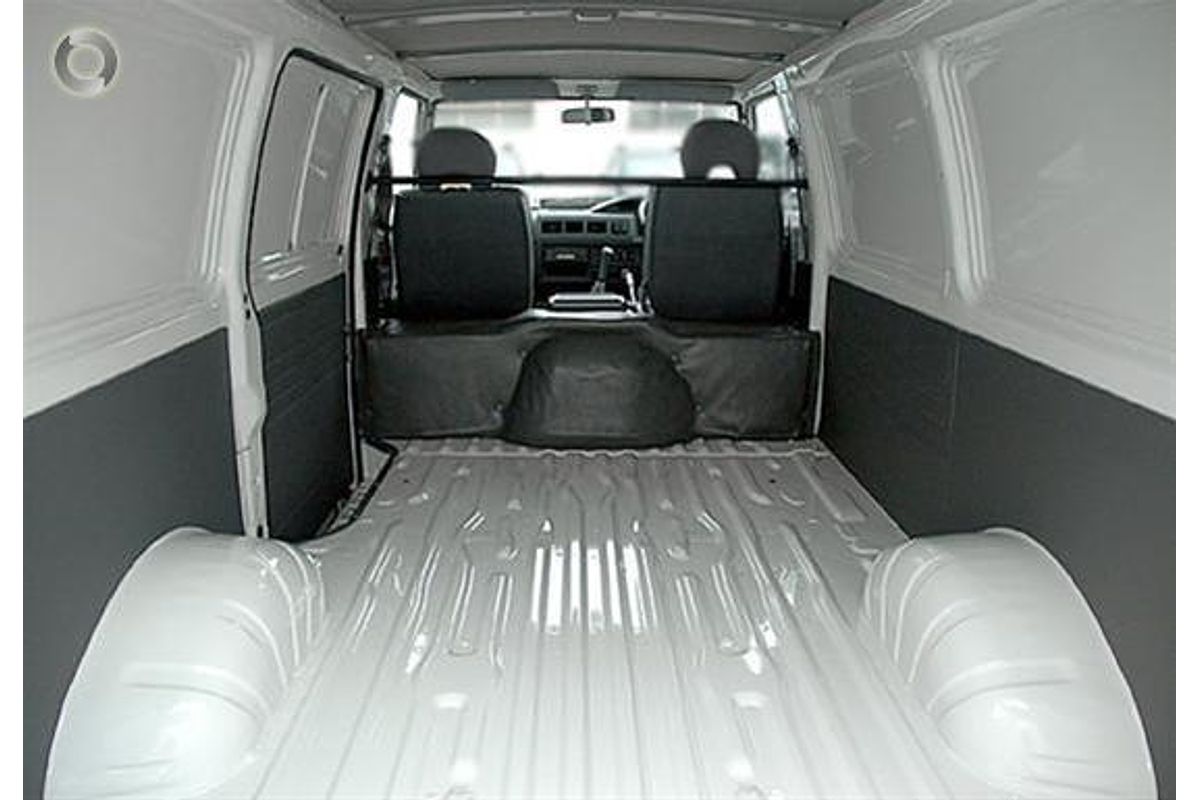 2005 Mitsubishi Express SJ SWB