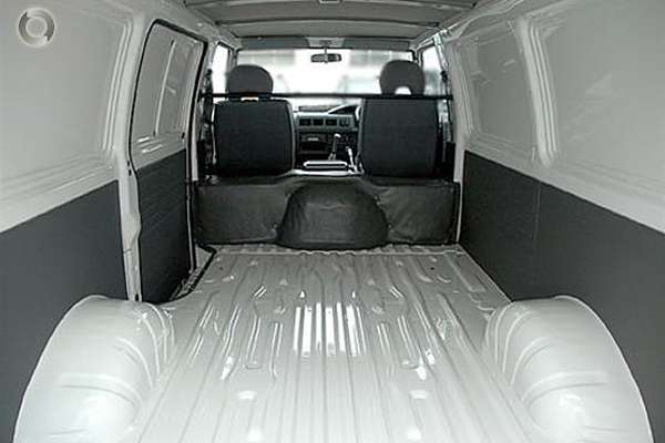 2005 Mitsubishi Express SJ SWB