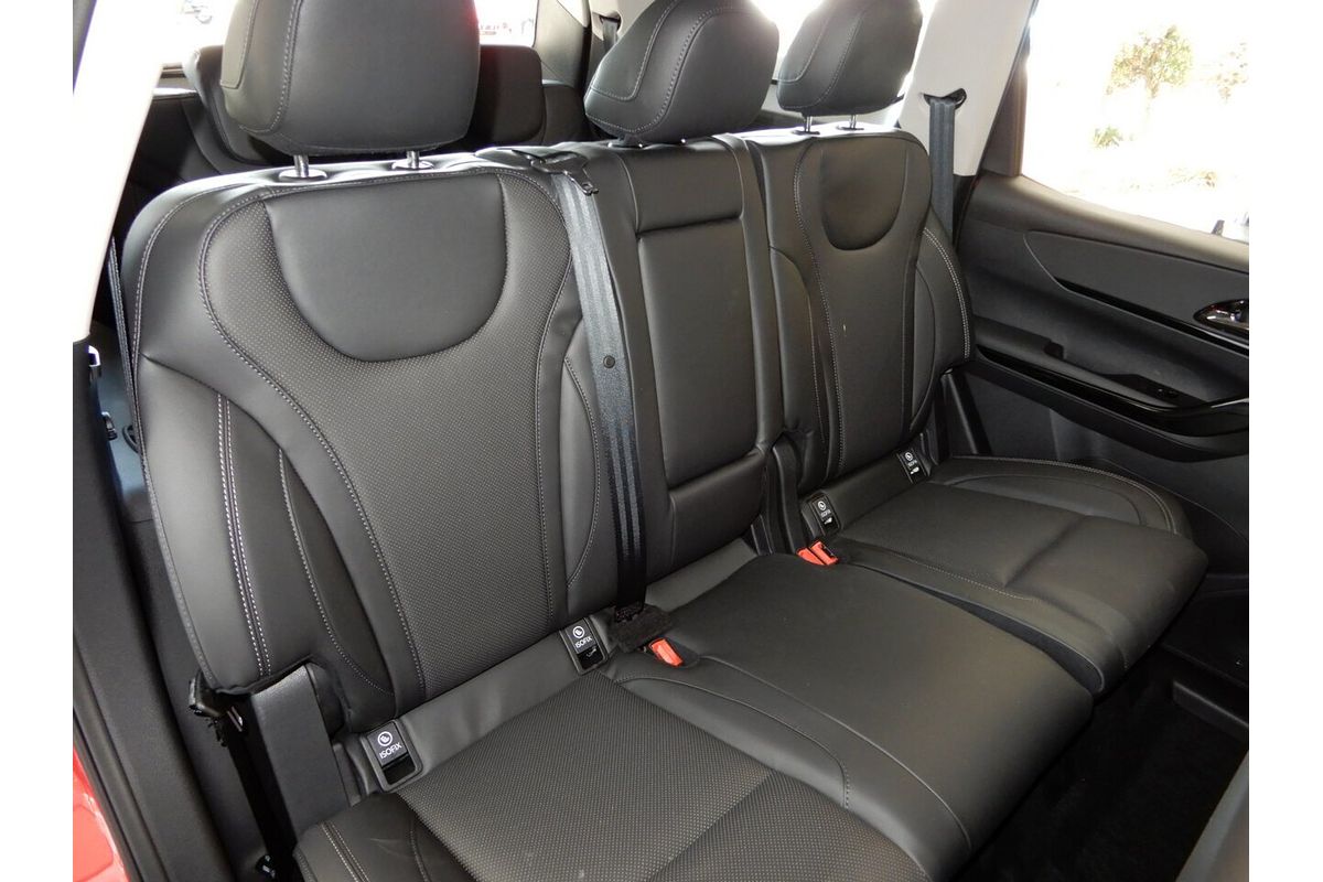 2025 Mahindra XUV700 AX7L