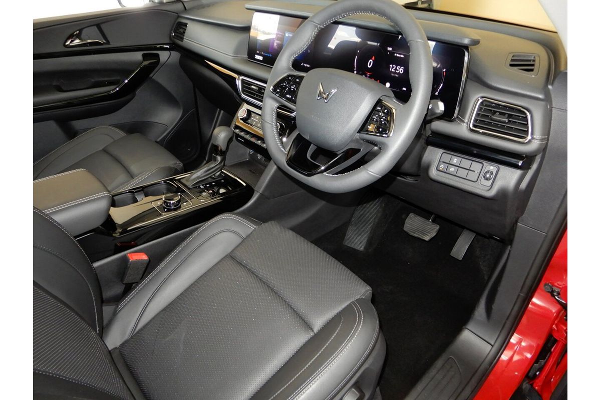 2025 Mahindra XUV700 AX7L