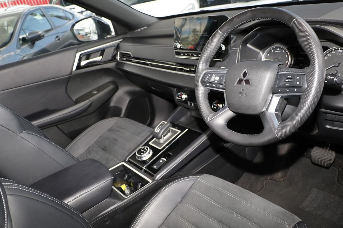 2024 Mitsubishi Outlander LS ZM