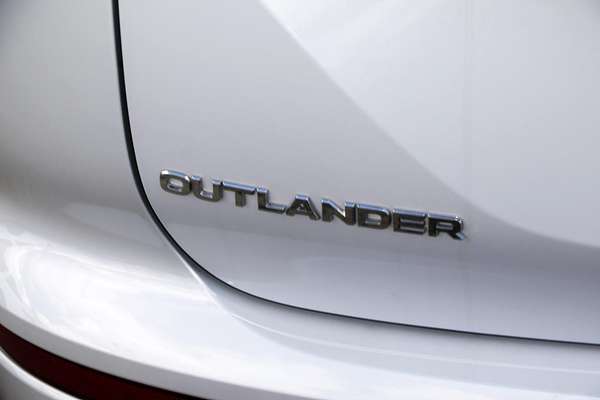 2024 Mitsubishi Outlander LS ZM