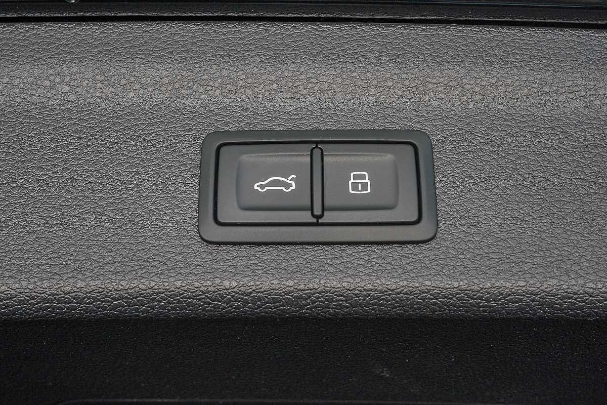 2025 Audi Q3 40 TFSI S line F3