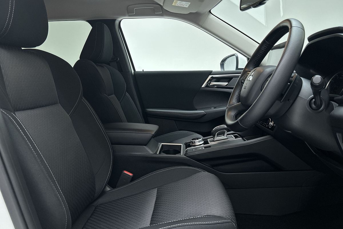 2024 Mitsubishi Outlander LS ZM