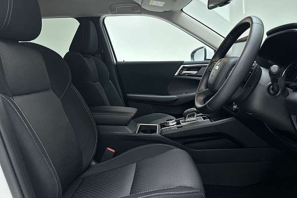 2024 Mitsubishi Outlander LS ZM