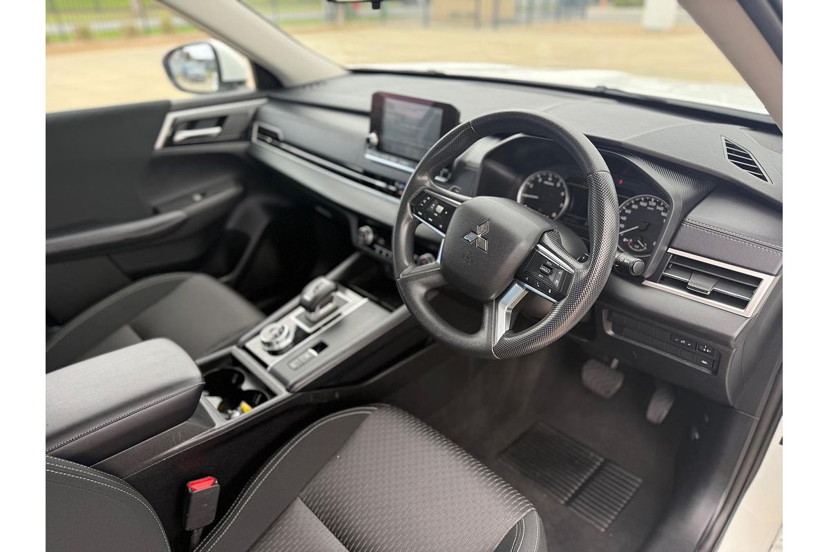 2024 Mitsubishi Outlander ES ZM