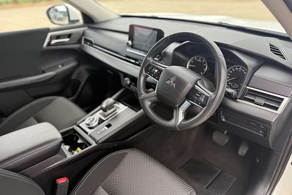 2024 Mitsubishi Outlander ES ZM