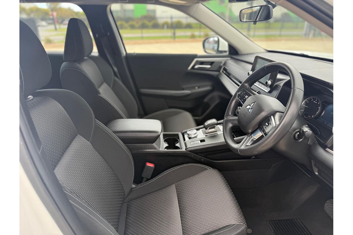 2024 Mitsubishi Outlander ES ZM