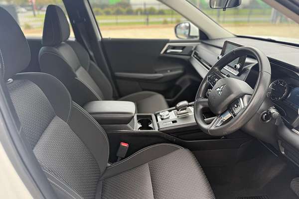 2024 Mitsubishi Outlander ES ZM