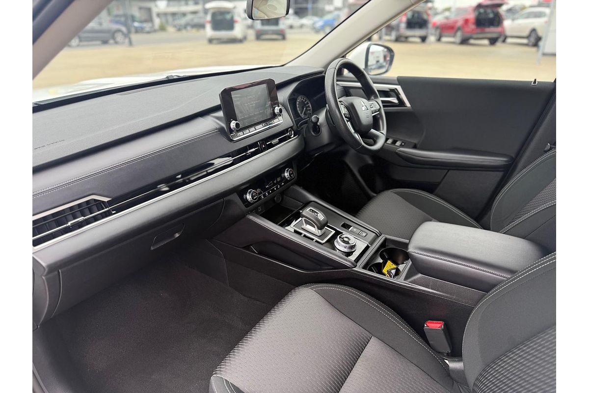 2024 Mitsubishi Outlander ES ZM