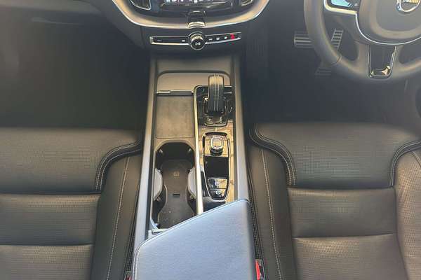 2021 Volvo XC60 B6 R-DESIGN MHEV 246 MY22