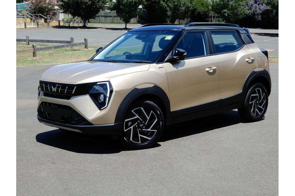 2025 Mahindra XUV 3XO AX7L