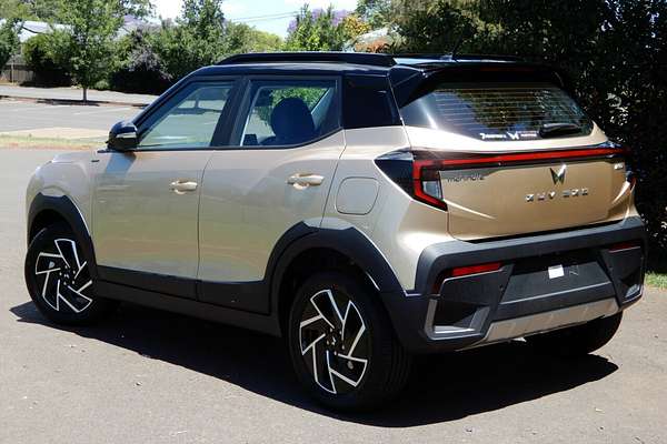 2025 Mahindra XUV 3XO AX7L