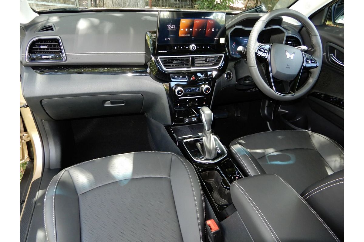 2025 Mahindra XUV 3XO AX7L