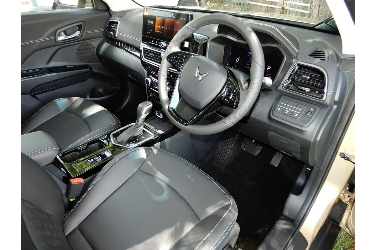 2025 Mahindra XUV 3XO AX7L