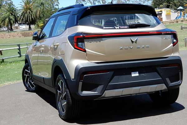 2025 Mahindra XUV 3XO AX7L