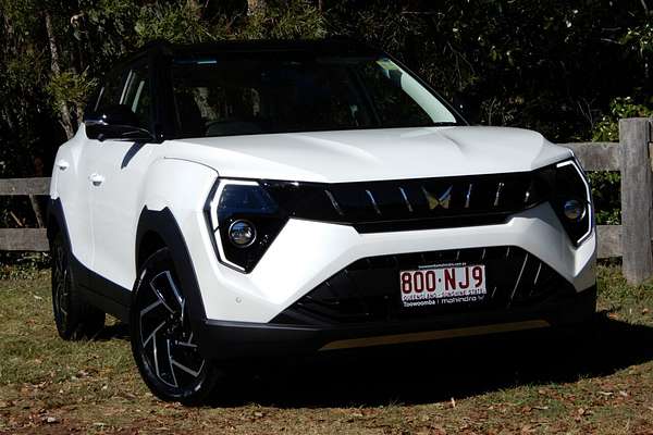 2025 Mahindra XUV 3XO AX7L