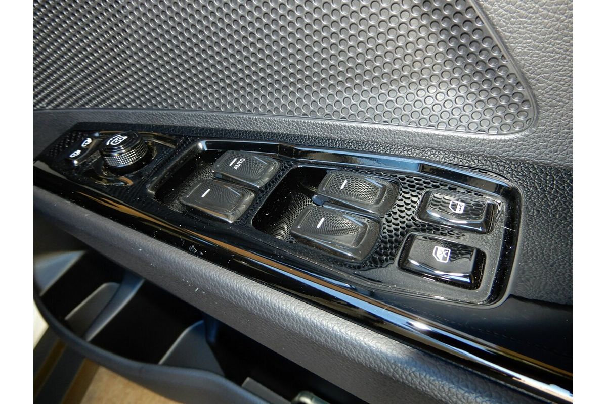 2025 Mahindra XUV 3XO AX7L