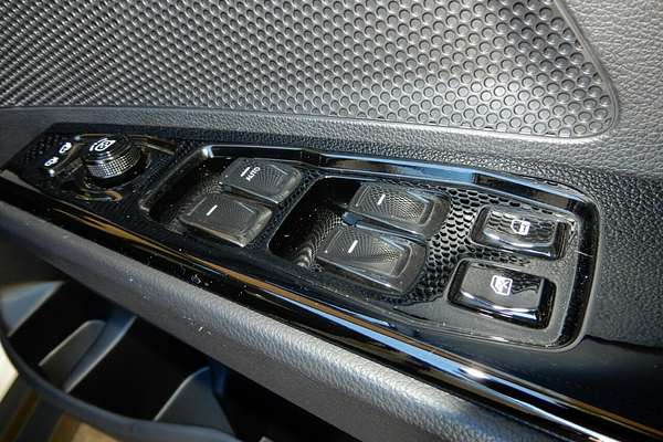 2025 Mahindra XUV 3XO AX7L