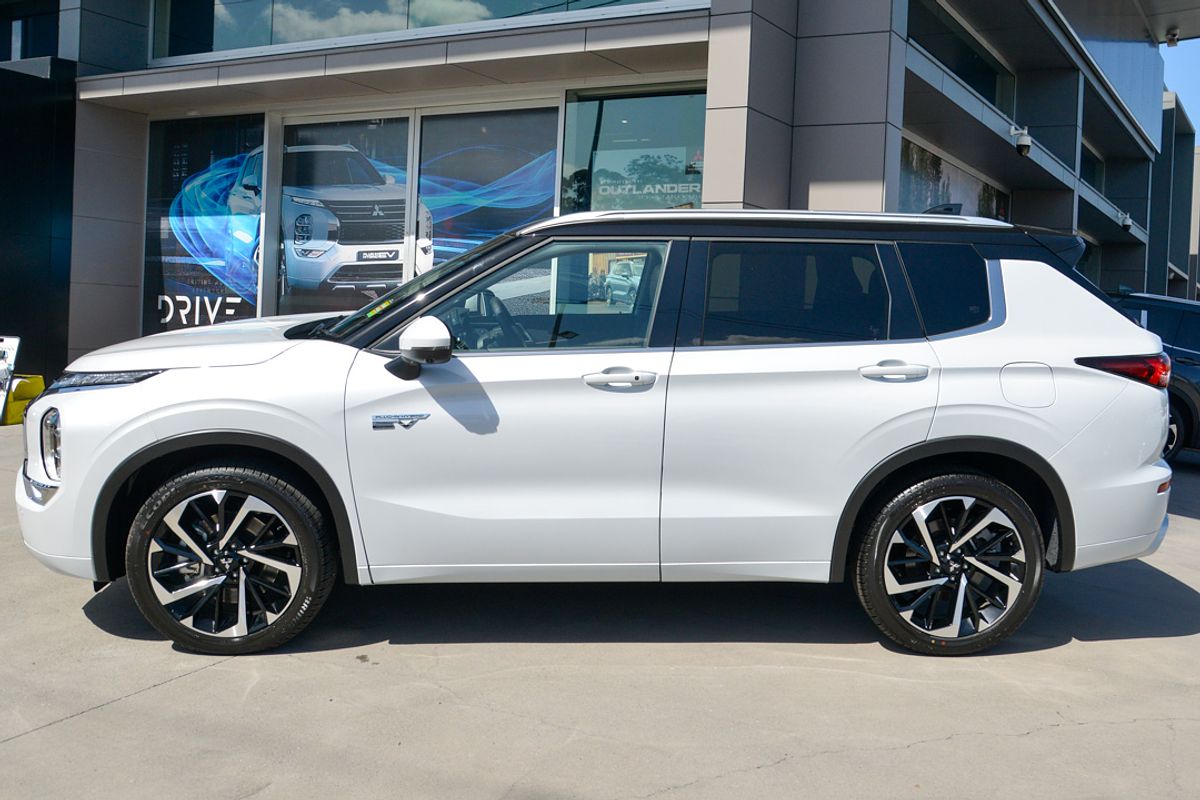 2024 Mitsubishi Outlander PHEV Exceed Tourer ZM