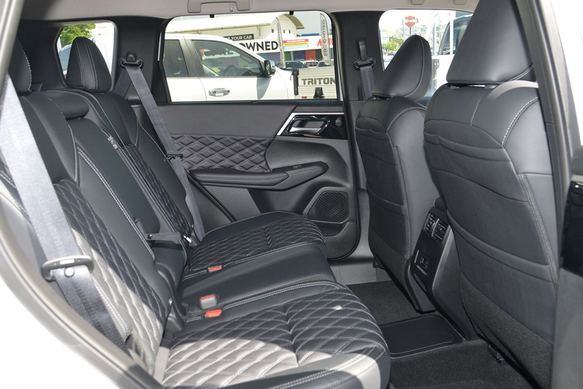 2024 Mitsubishi Outlander PHEV Exceed ZM