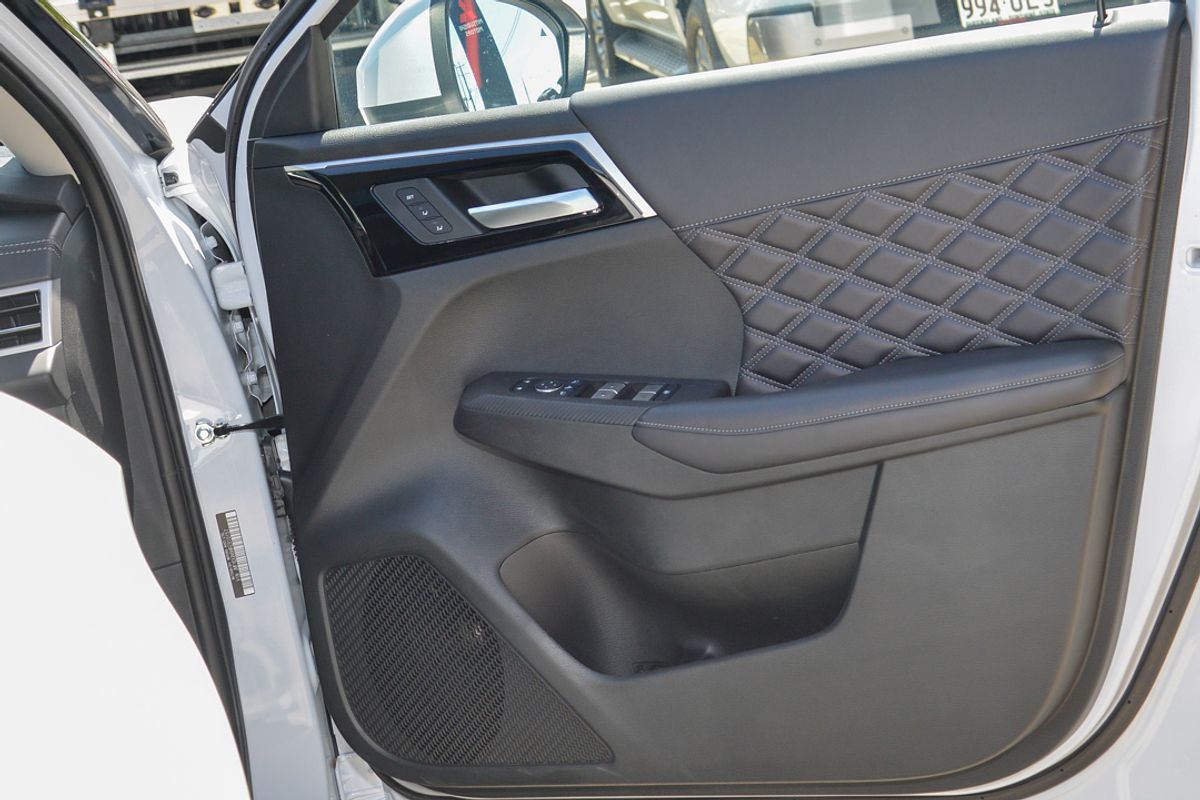 2024 Mitsubishi Outlander PHEV Exceed ZM