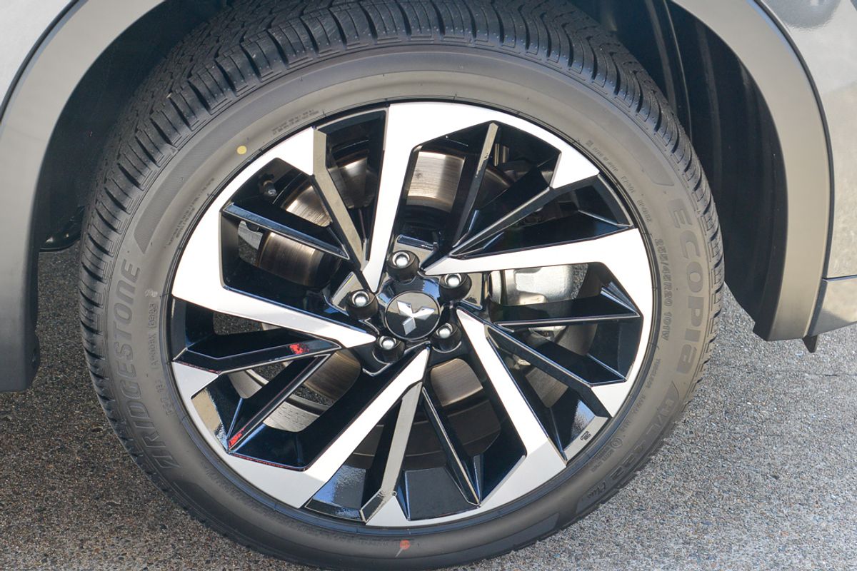 2025 Mitsubishi Outlander PHEV Exceed ZM