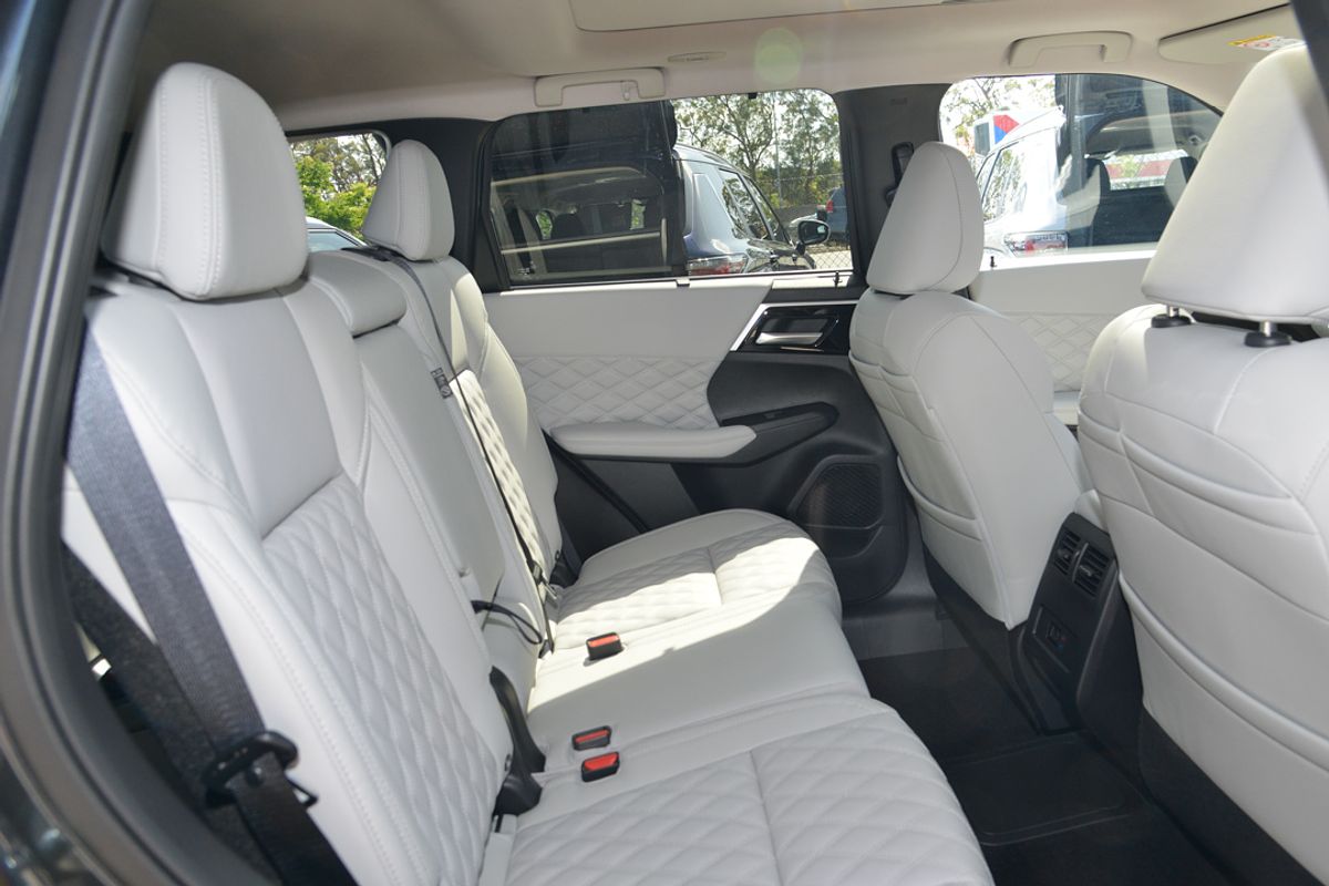 2025 Mitsubishi Outlander PHEV Exceed ZM